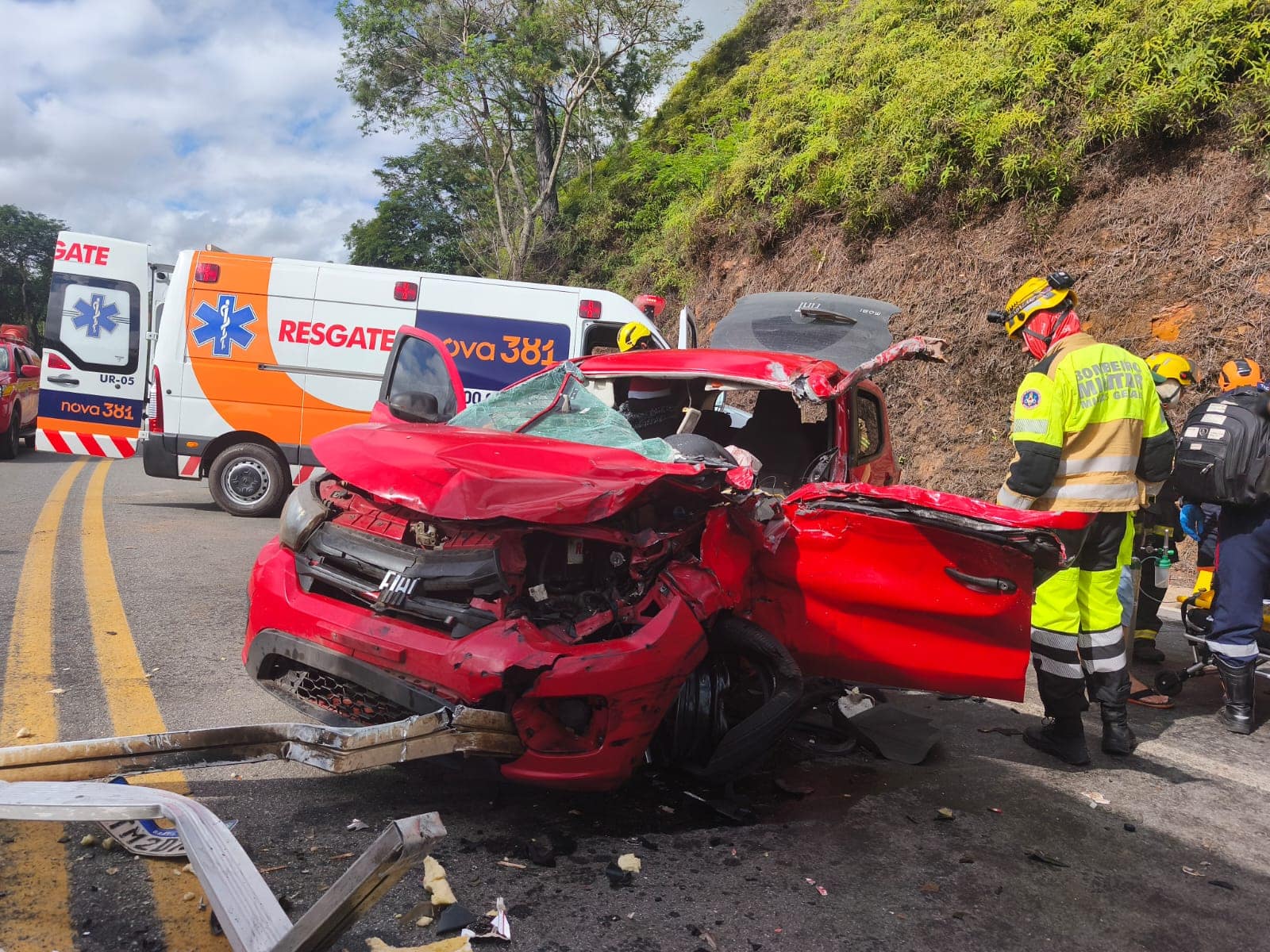 Acidente entre carro e caminhão deixa feridos na BR-381, em Nova Era