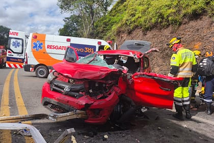 Acidente entre carro e caminhão deixa feridos na BR-381, em Nova Era