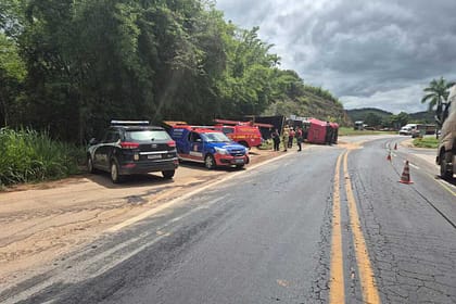 Carreta perde controle e provoca morte de motorista na BR-262, em São Domingos do Prata